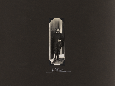 222663 Portret van de heer E. Moes, hulpbode van de Gemeentelijke Geneeskundige Dienst te Utrecht en medicijnbezorger ...